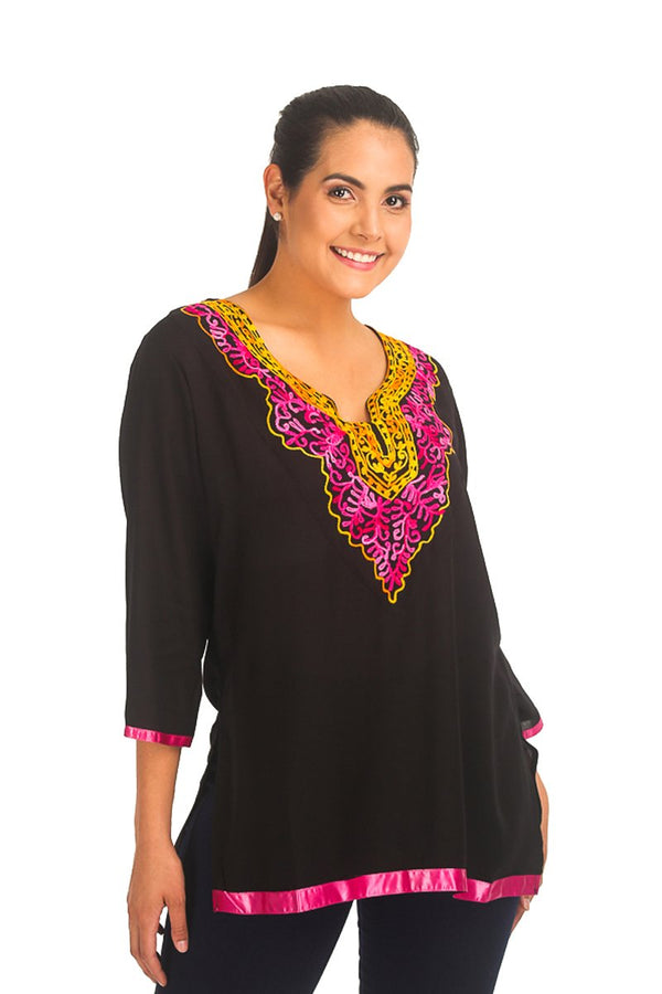 01_Blusa_con_Bordado_en_Tonos_Vivos_en_Escote