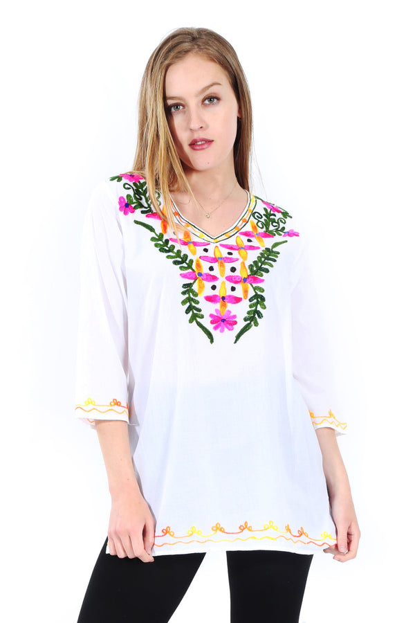 Blusa con Bordado de Flores en Colores Vivos en Tallas Extras