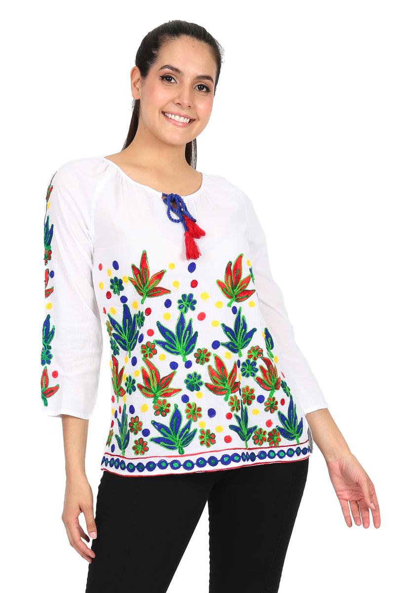 Blusa con Bordado Floral en Tonos Vivos