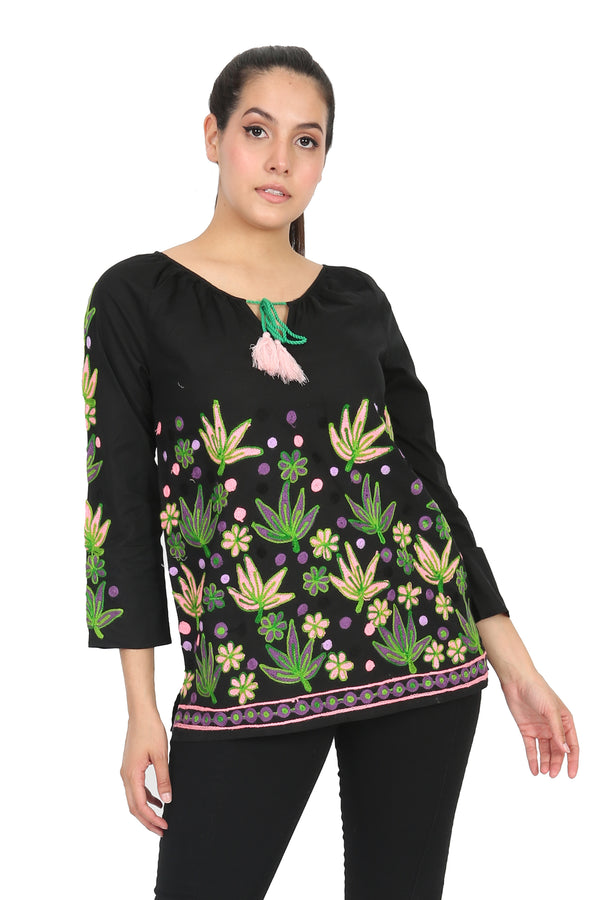 Blusa con Bordado Floral en Tonos Vivos