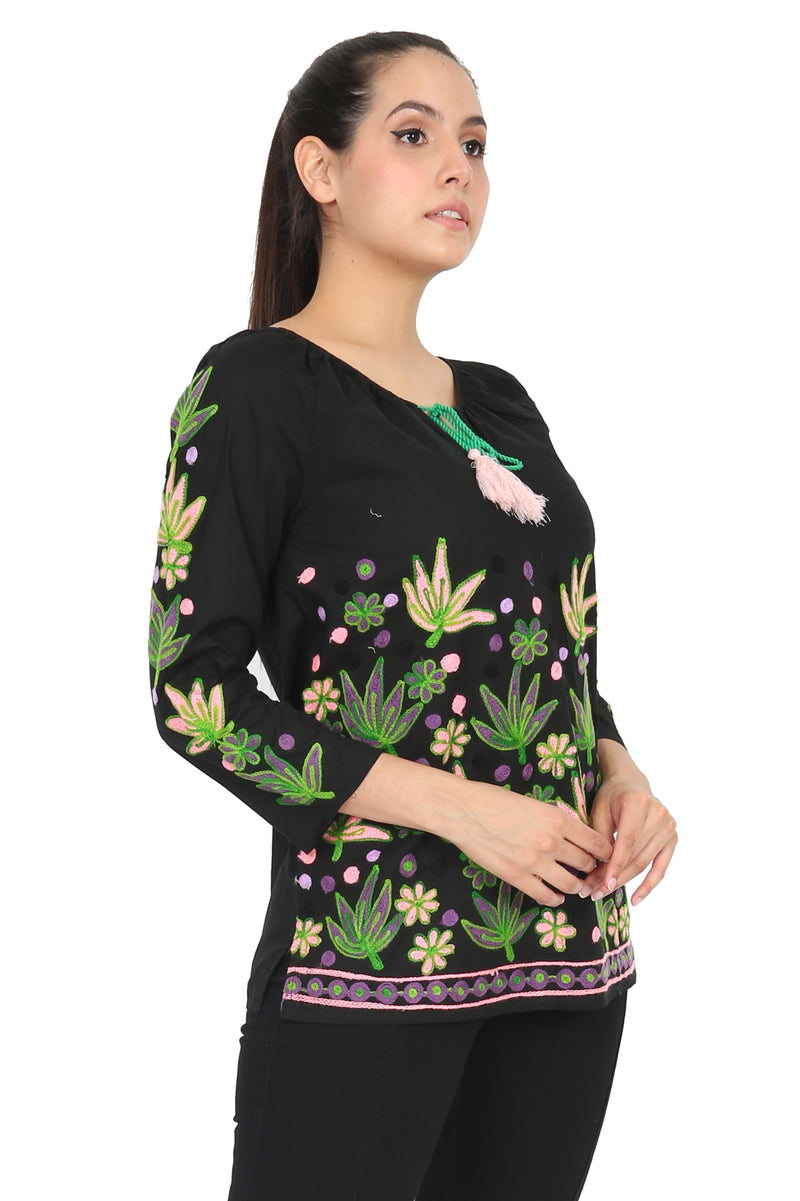 Blusa con Bordado Floral en Tonos Vivos