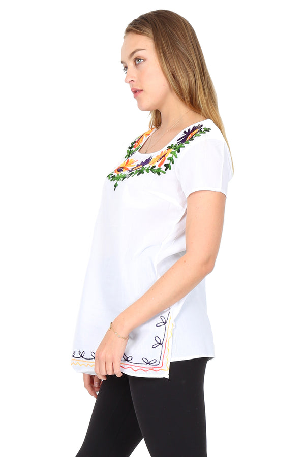 Blusa con Bordado de Flores en Colores Vivos