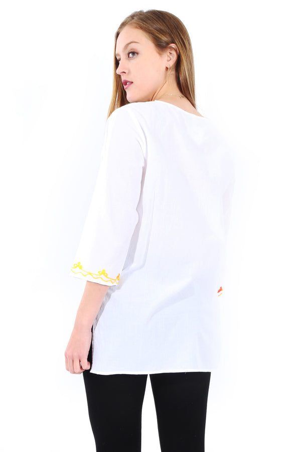 Blusa con Bordado de Flores en Colores Vivos en Tallas Extras